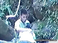 Caliente morena le encanta chupar una gran polla pov película casera