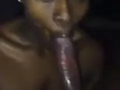 Mi pequeña esposa sexy chupando mi polla pov mamada video en el móvil