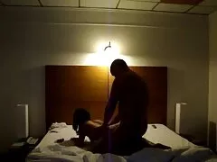 Ella recibe una gran polla negra nigeriana follándola durante la pausa del almuerzo