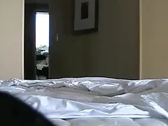 Cogida con los dedos y creampie para esposa caliente después de ser follada en la cama