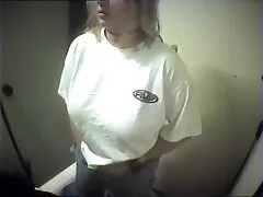 La novia de la esposa le envió un video de ella jugando cachonda y sola en casa