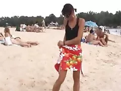Frotando sus grandes tetas con aceite