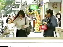 Nena caliente dando una paja burlona