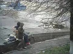 MILF tetona se la mete por el culo y el coño a cuatro patas