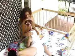 Marido filmando a su madura esposa con 2 negros
