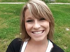 Orgasmo masivo usando una varita vibratoria para enviar ondas de emoción.