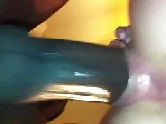 Rubia caliente en lencería roja jugando y follando