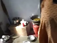 Chico hunky ordeñando su polla húmeda y pegajosa caliente