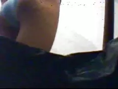 Chica caliente follando a su novio negro lamiendo su jugoso coño y deslizándose en ella