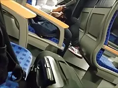 Rubia madura con grandes tetas a cuatro patas follada por detrás